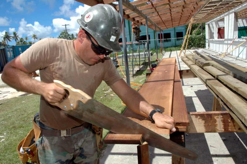 menuisier-CUERS-min_worker_construction_building_carpenter_male_job_build_helmet-893290